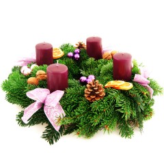 Adventskranz mit lilafarbenen Kerzen