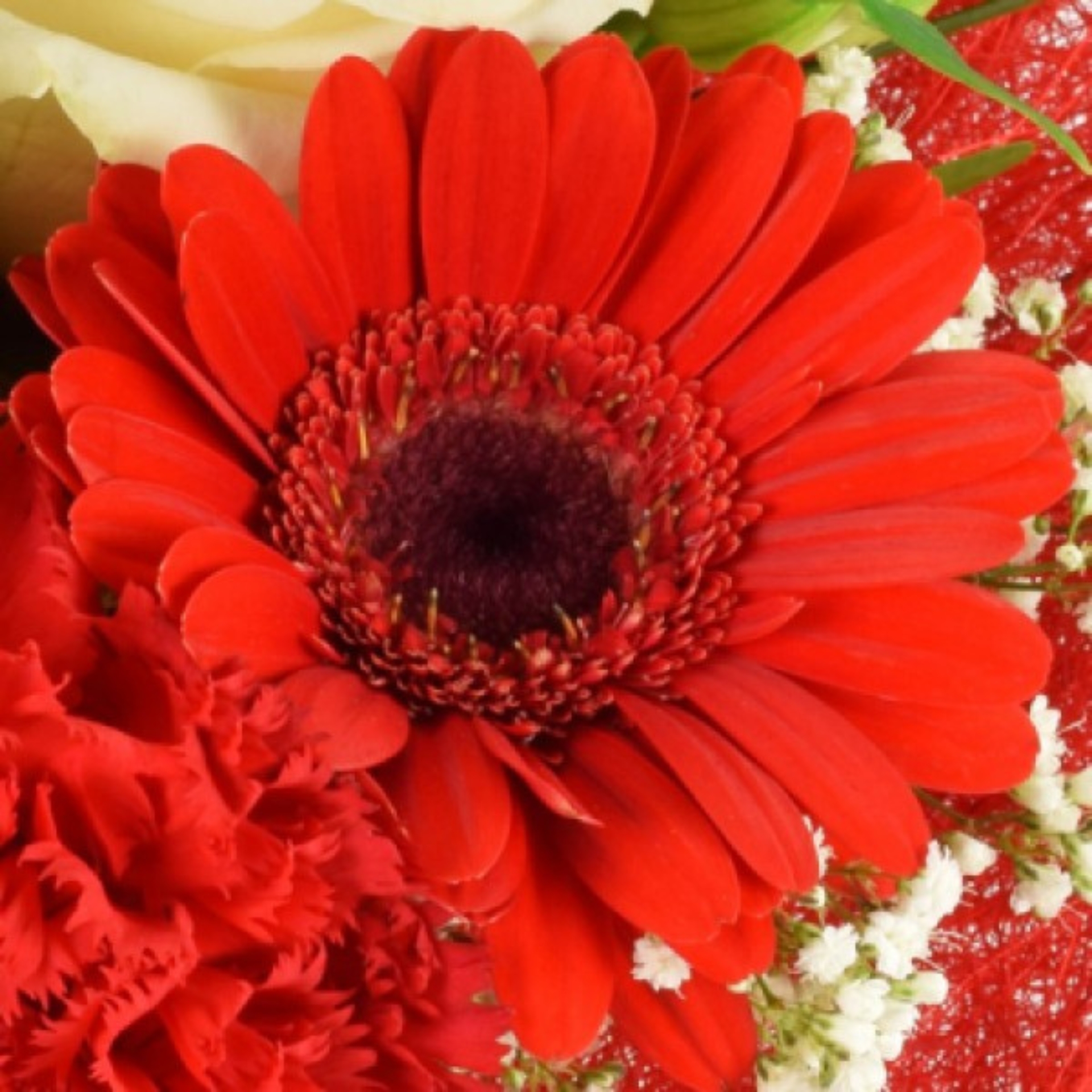Herzförmiger Blumenstrauss in Rot-Weiss zum Muttertag verschicken